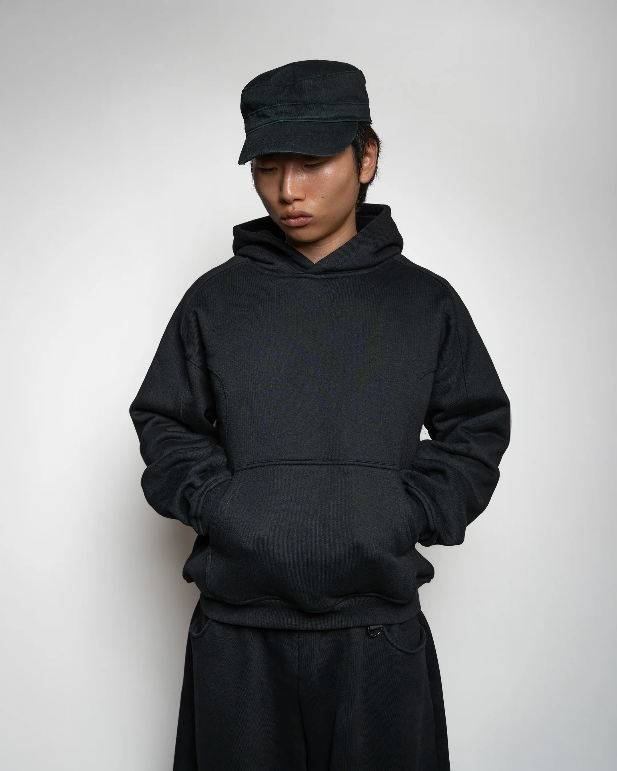 ESSENTIAL BLACK HOODIE - Image 3