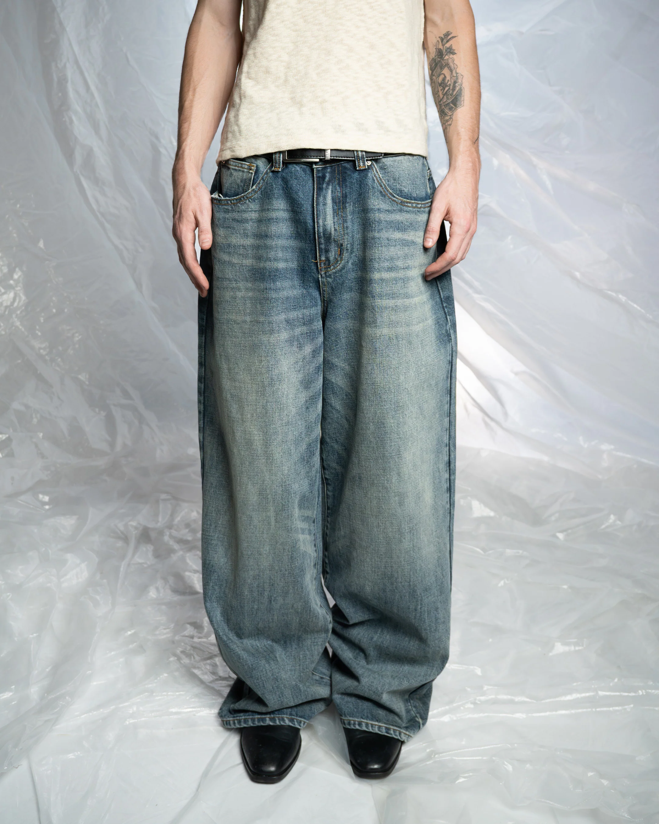 VINTAGE LIGHTWASH BAGGY JEANS - Image 6